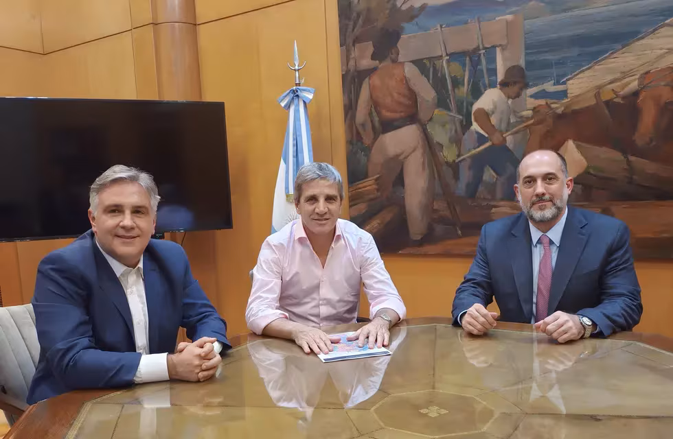 Martín Llaryora y Luis Caputo se reunieron para abordar la continuidad de la obra pública