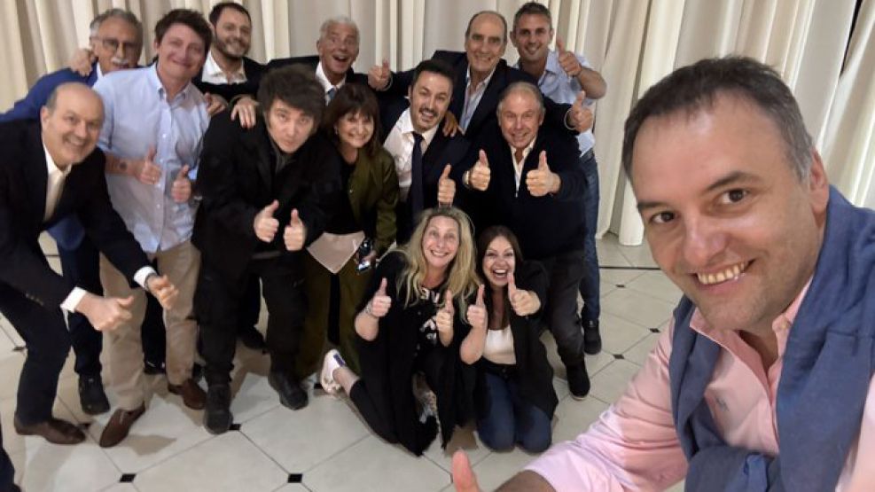 Milei y sus ministros analizaron el año de gestión en Olivos