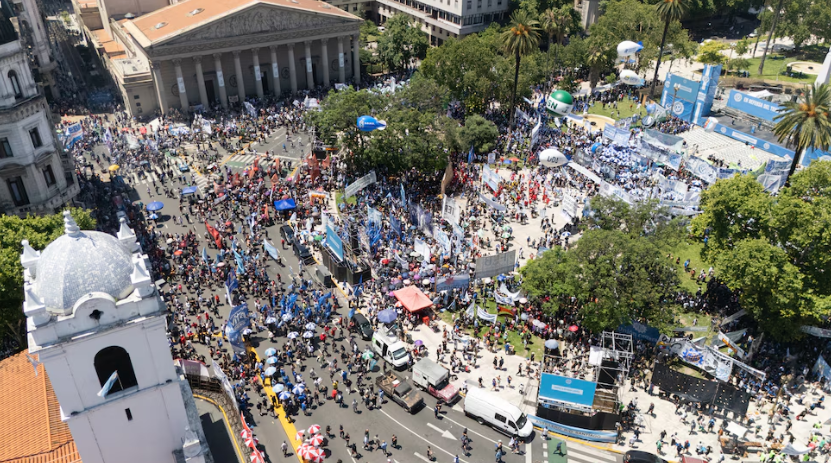 Con protesta sindical en Plaza de Mayo, Milei siguió la marcha desde Casa Rosada y el Gobierno bajó el tono al reclamo